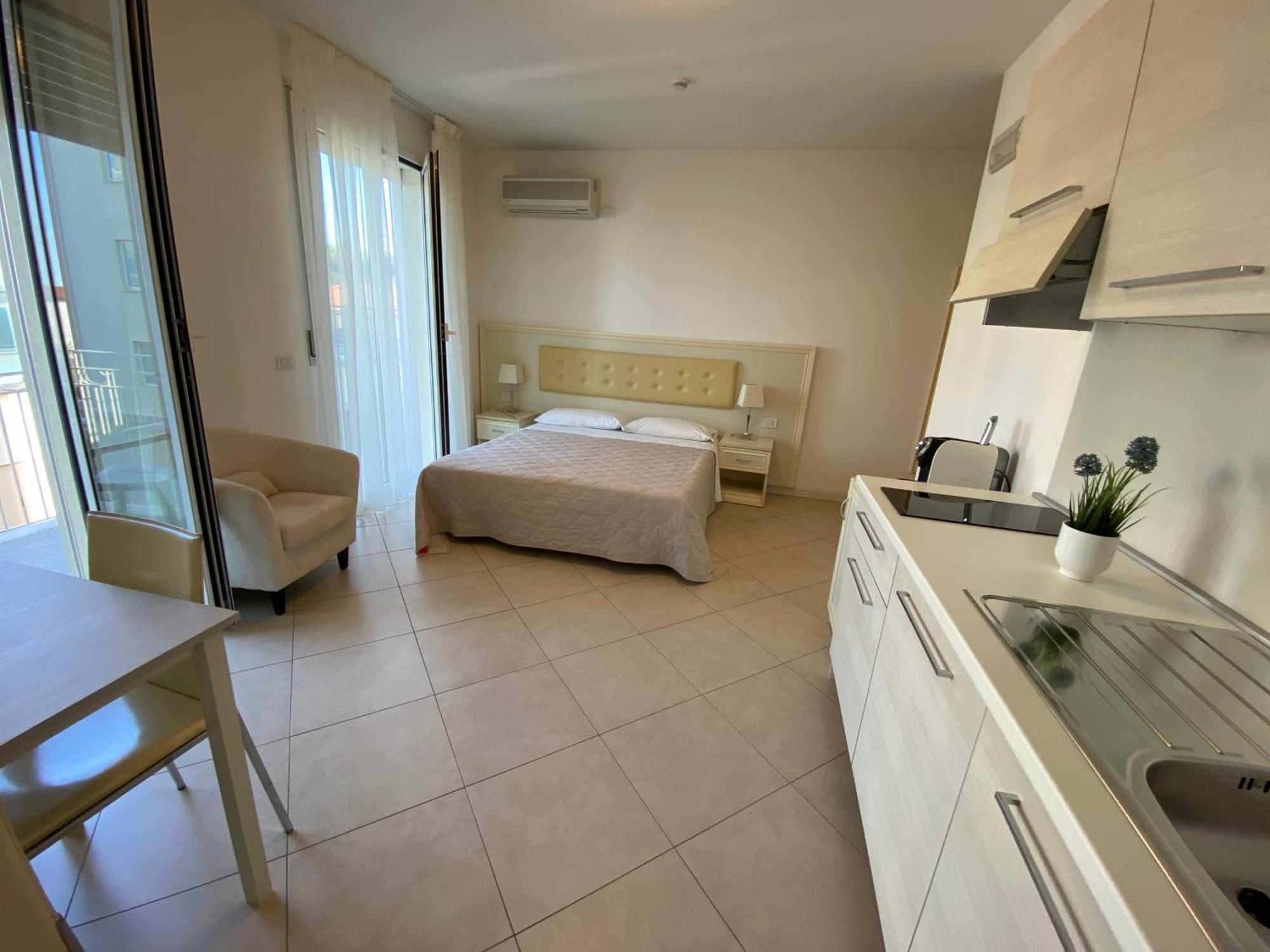 Residence Suite Smeraldo Ричоне Екстериор снимка