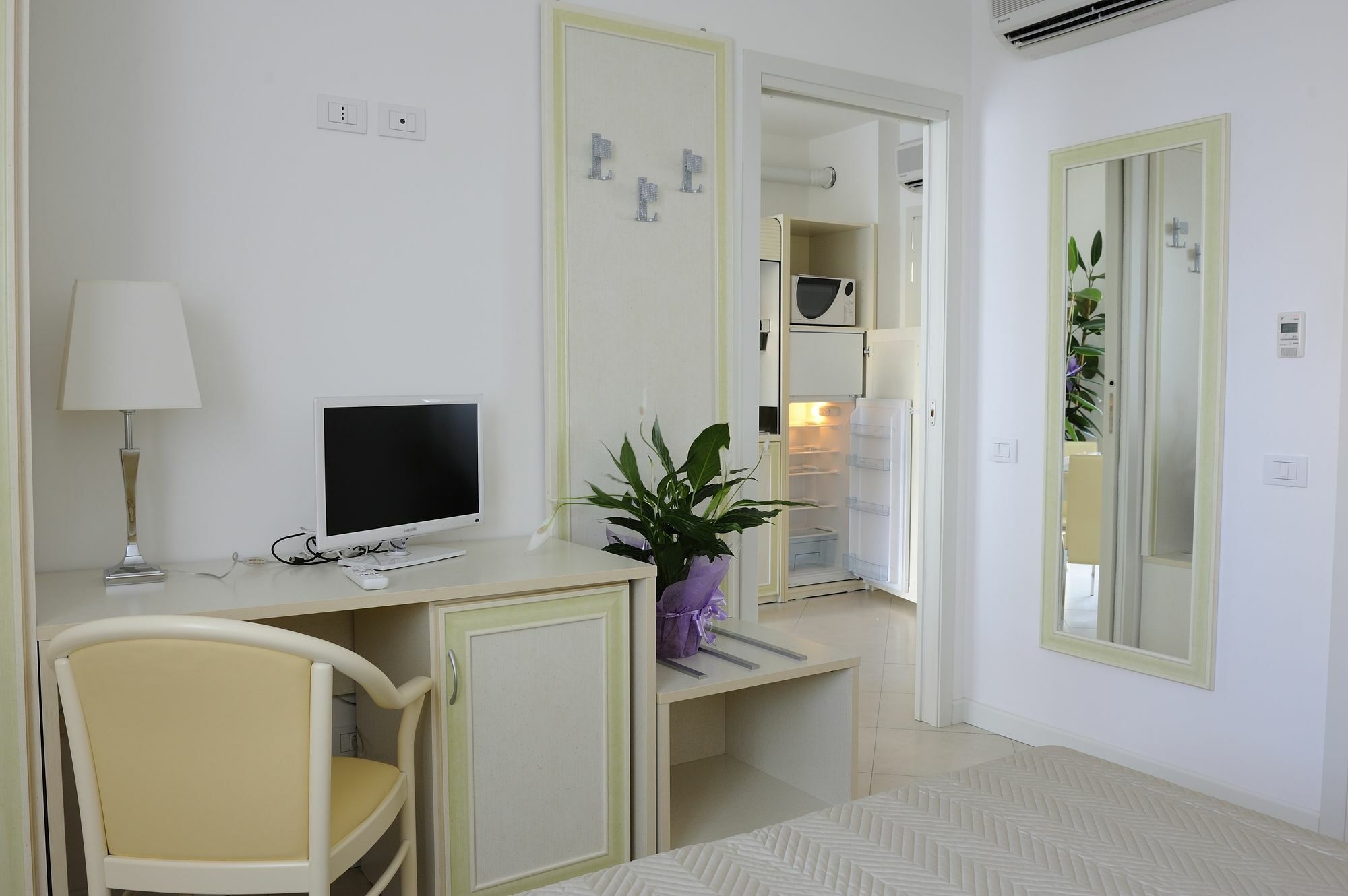Residence Suite Smeraldo Ричоне Екстериор снимка